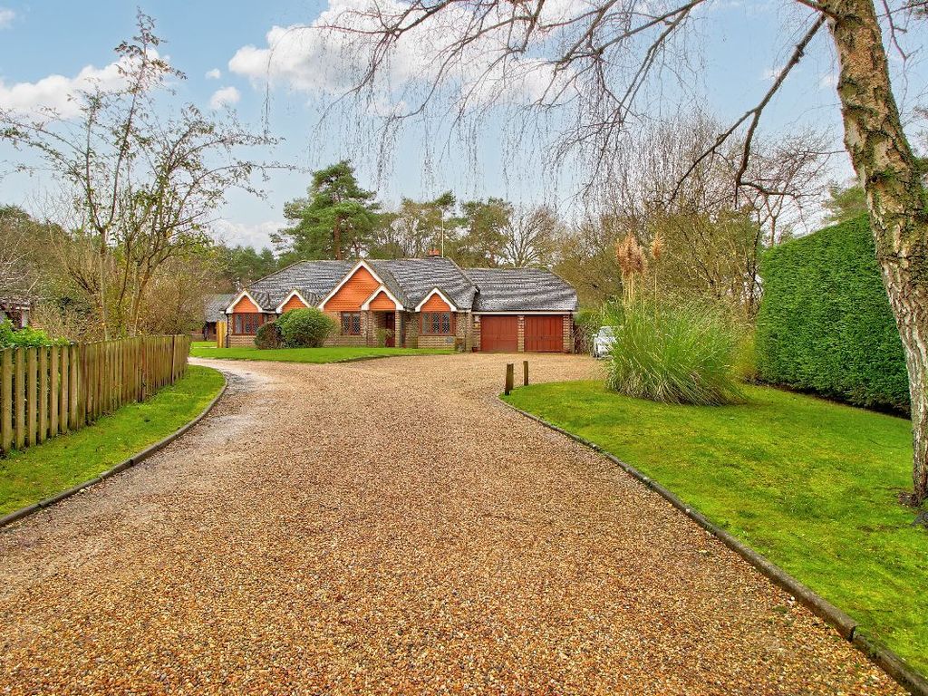 5 bed detached house for sale in Heath Ride, Finchampstead, Wokingham RG40 Zoopla