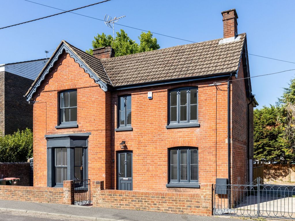 4 bed detached house for sale in Malthouse Road, Crawley RH10, £575,000