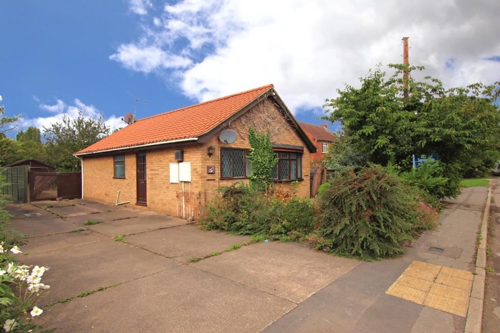 2 bed bungalow for sale in Marsh Lane, BartonUponHumber DN18 Zoopla