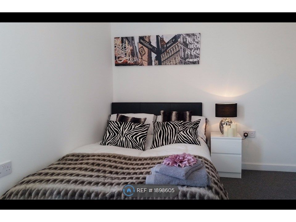 Room to rent in Oldham Road, Rochdale OL11, £465 pcm Zoopla