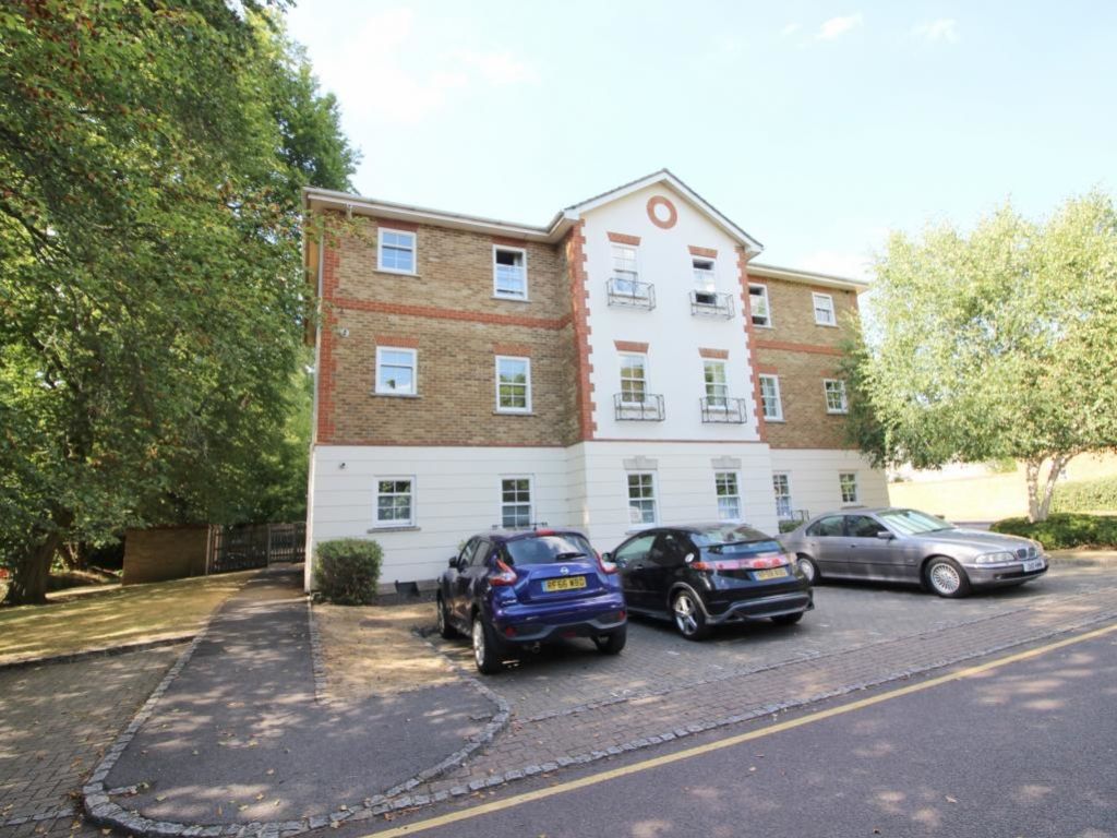 2 bed flat to rent in Townside Place, Camberley, Surrey GU15, £1,350
