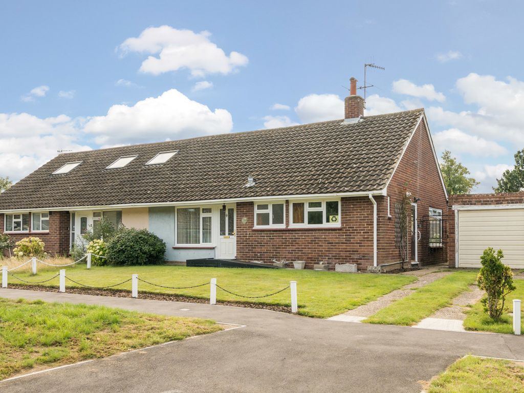 3 bed semidetached house for sale in Dorrit Crescent, Guildford