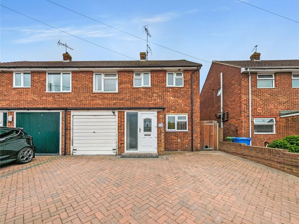 3 bed semidetached house for sale in Roberts Close, Sittingbourne