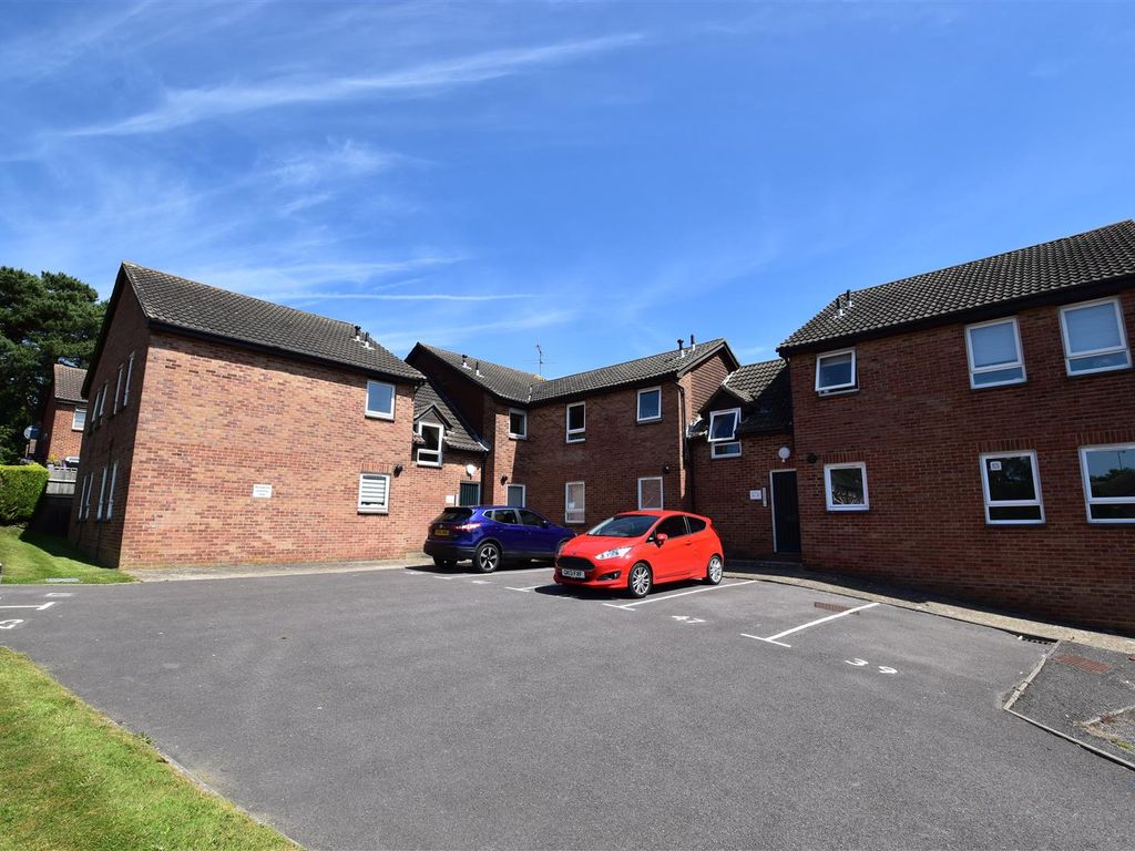 Studio to rent in Hillingdale, Crawley RH11 Zoopla