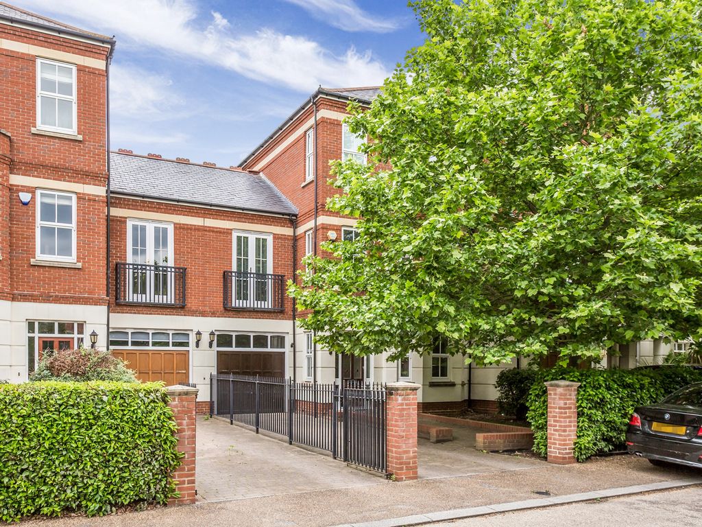 4 bed terraced house to rent in Brandesbury Square, Repton Park IG8