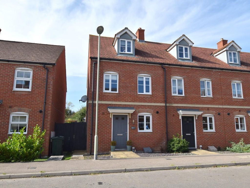 3 bed end terrace house for sale in Finn Farm Road, Kingsnorth, Ashford