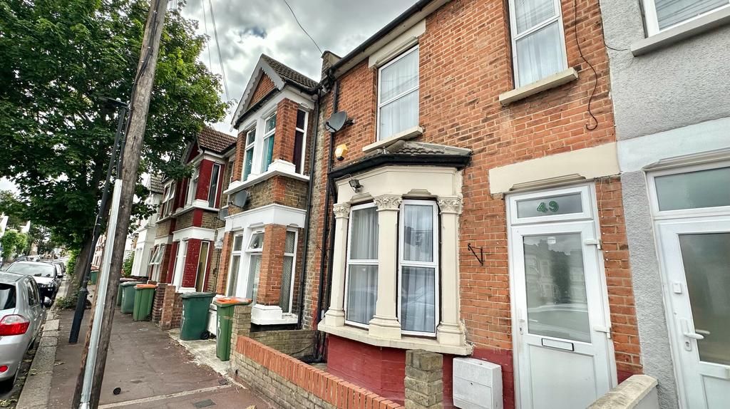 3 bed terraced house for sale in Washington Avenue, London E12 Zoopla