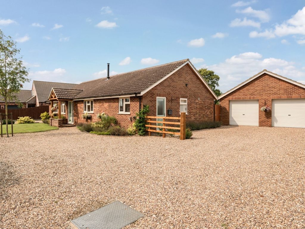3 bed bungalow for sale in West End, Walcott, Lincoln LN4, £500,000