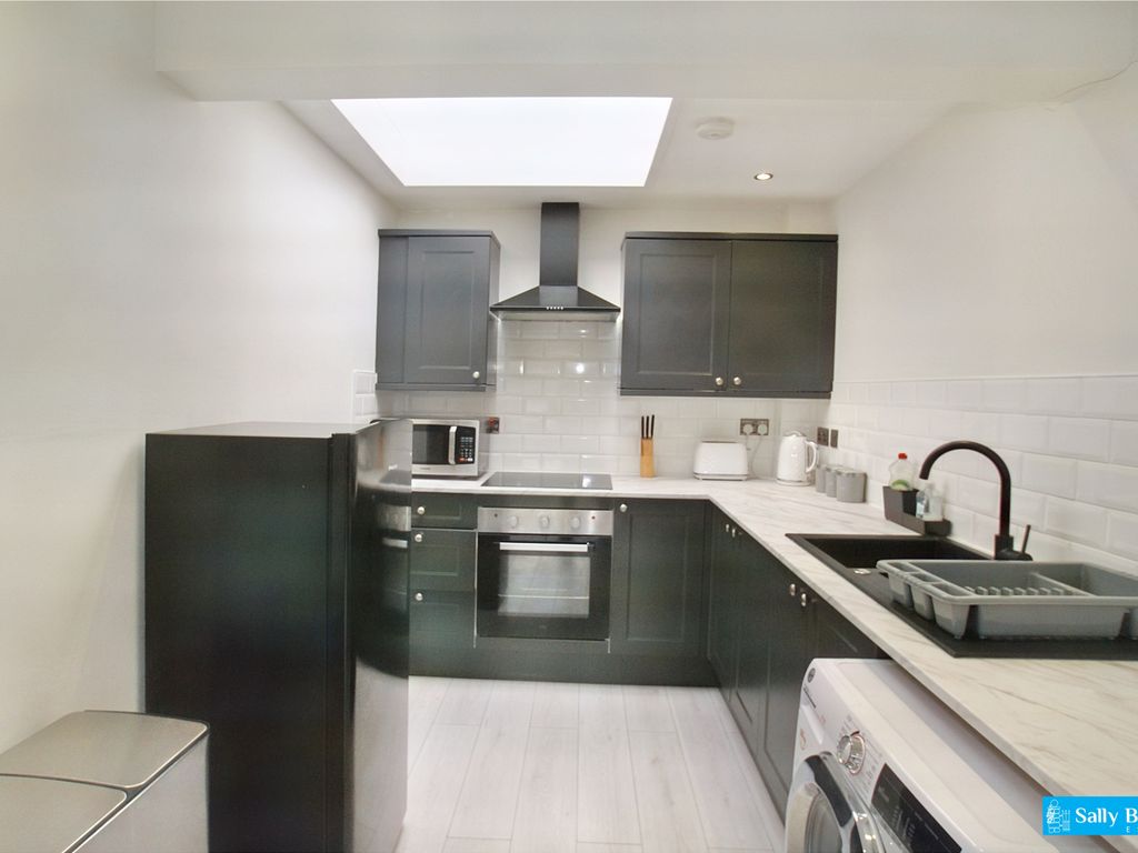 2 bed flat to rent in Firs Parade, Matlock DE4, £950 pcm Zoopla