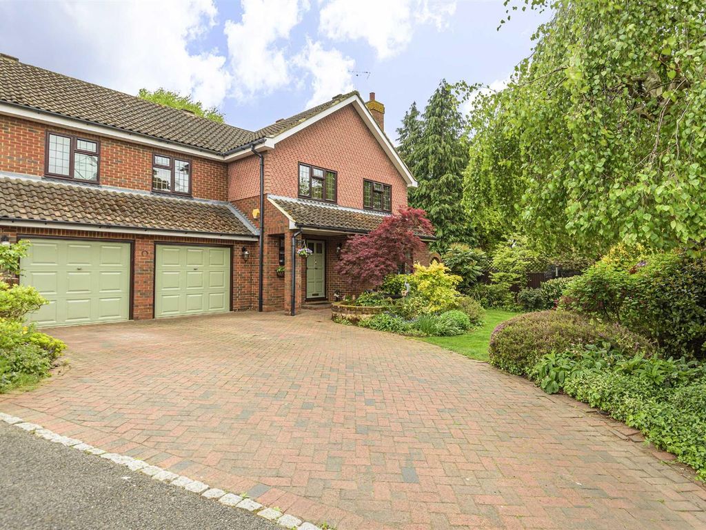 5 bed detached house for sale in Courtlands Close, Ruislip HA4 Zoopla