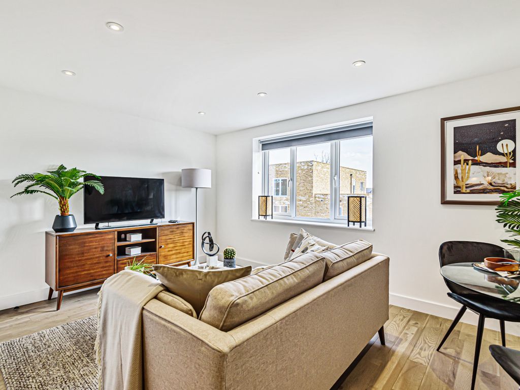 1 bed flat to rent in Windmill Lane, Hanwell UB2, £1,600 pcm Zoopla