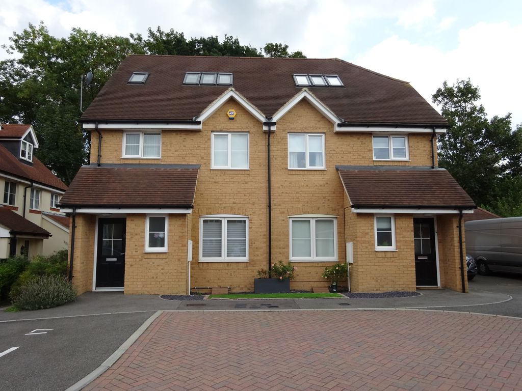 4 bed semidetached house to rent in Pinewood Close, Leybourne, West