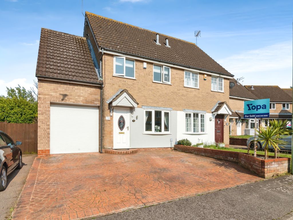 3 bed semidetached house for sale in Dovedale, Carlton Colville