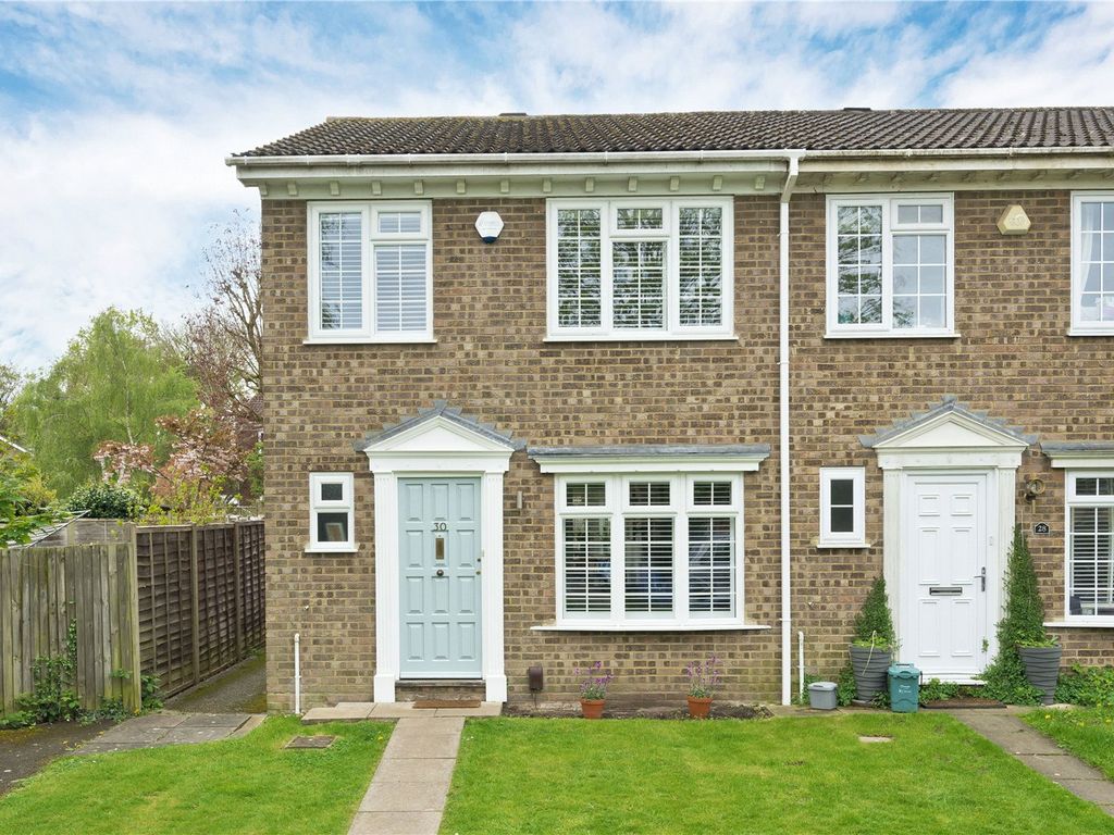 3 bed end terrace house for sale in Mayfield Close, Hersham, WaltonOn