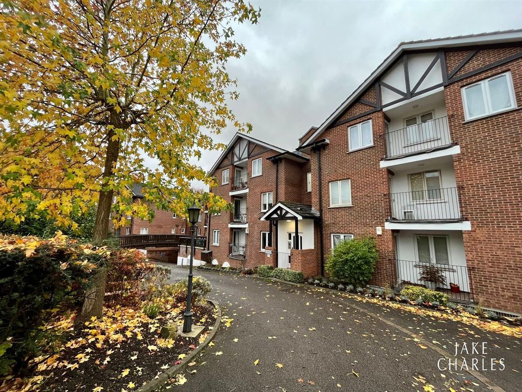 2 bed flat to rent in Holden Road, North Finchley, London N12, £1,900