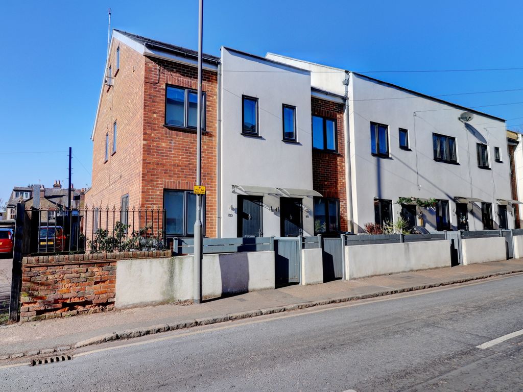3 bed terraced house for sale in Gordon Road, High HP13 Zoopla