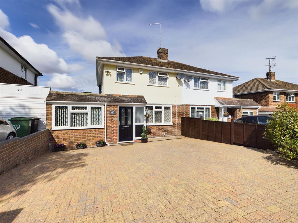 4 bed semidetached house for sale in Dell Road, Tilehurst, Reading
