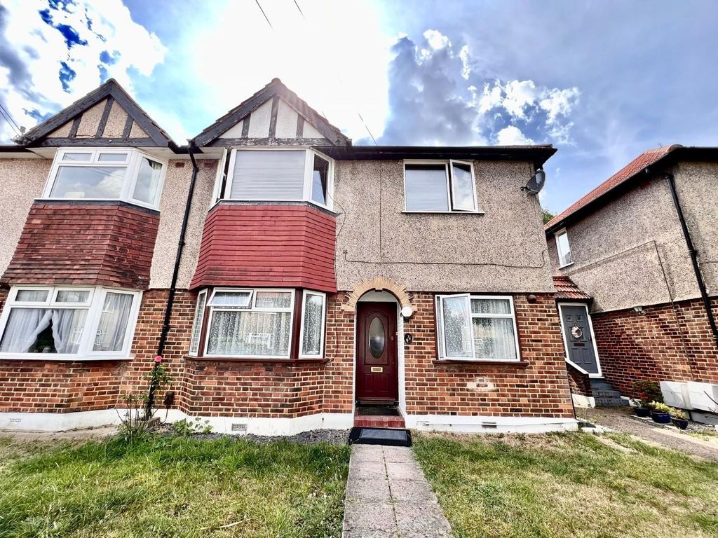 2 bed property to rent in Berkeley Close, Ruislip Manor, Ruislip HA4