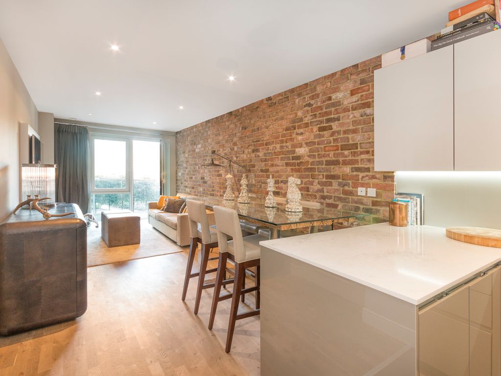 2 bed flat to rent in Jasmine House, Battersea Reach SW18, £2,800 pcm