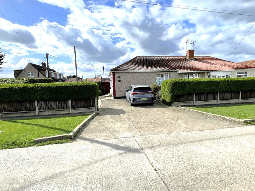 3 bed bungalow for sale in Giffords Cross Avenue, Corringham, Stanford