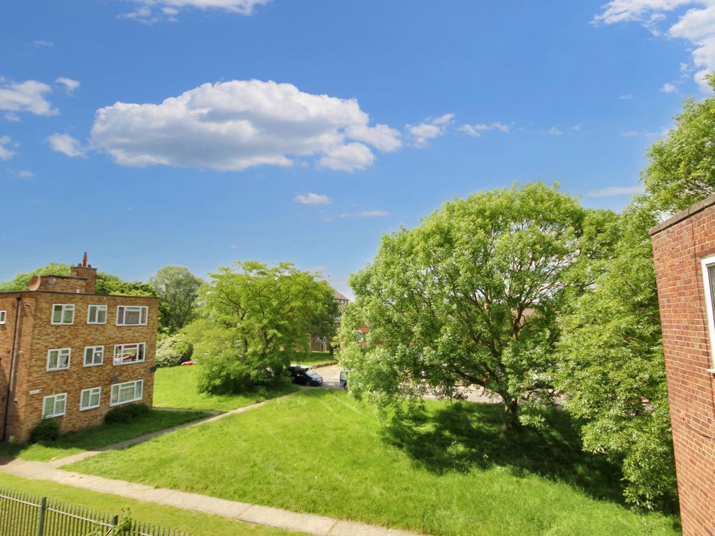 2 bed flat for sale in Rubens Road, Northolt, Middlesex UB5, £325,000
