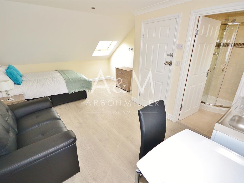 Studio to rent in Cantley Gardens, Ilford IG2, £950 pcm Zoopla