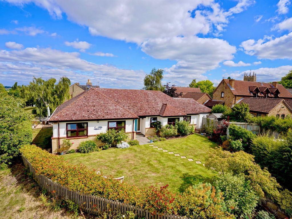 3 bed detached bungalow for sale in Blacksmiths Lane, Abbotsley, St
