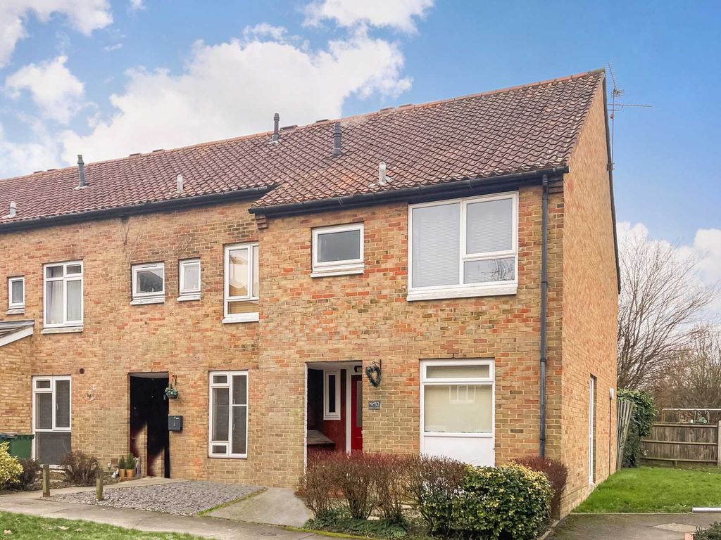 3 bed end terrace house for sale in Siskin Close, Horsham RH12, £
