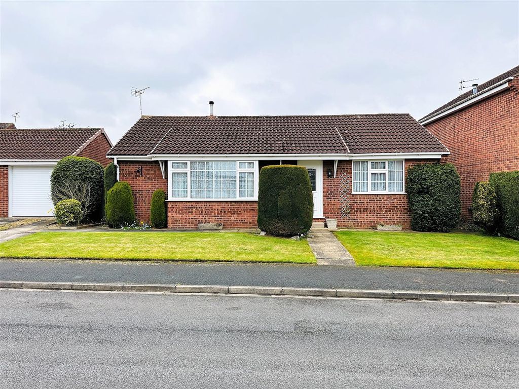 2 bed detached bungalow for sale in Highlands Avenue, Strensall, York