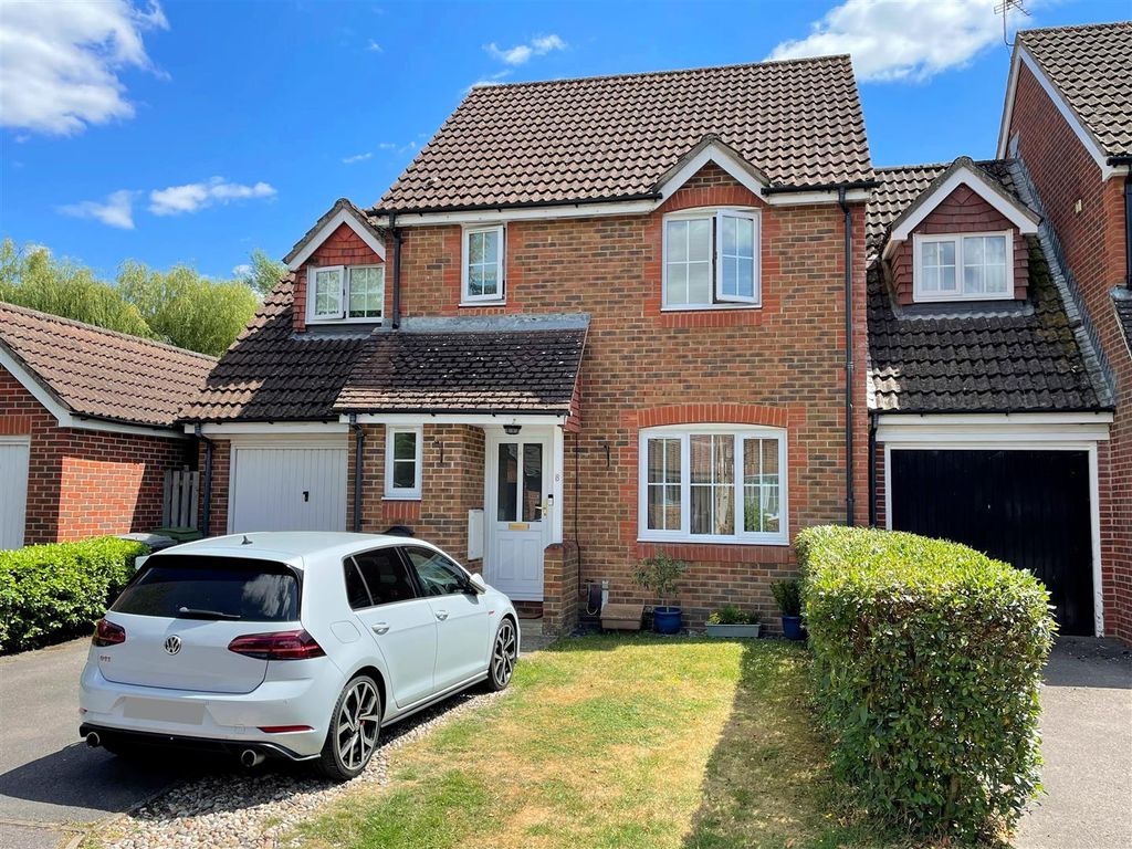 3 bed link detached house for sale in Two Rivers Way, Newbury RG14, £