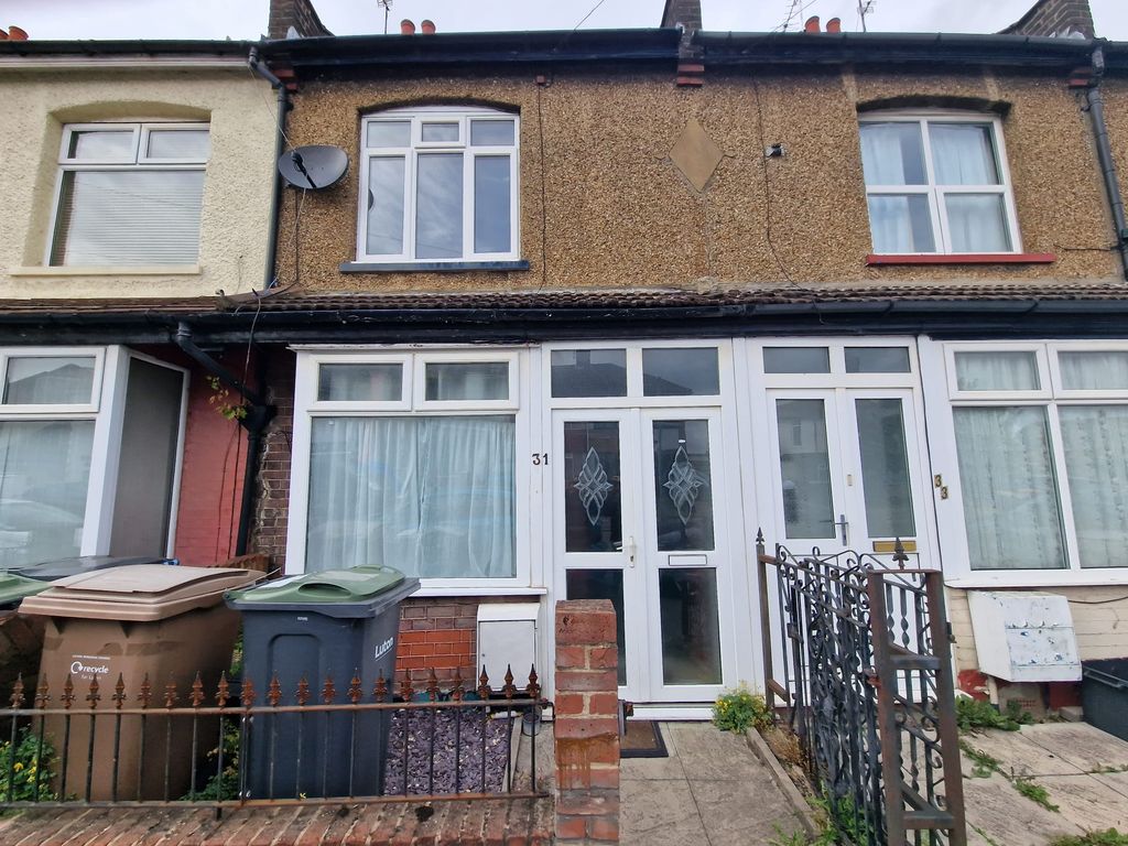 2 bed terraced house to rent in Turners Road South, Luton, Bedfordshire