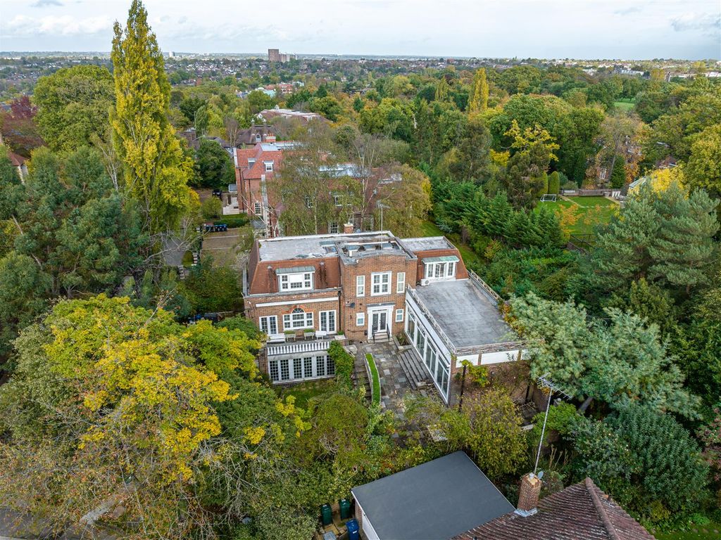 Canons Close, London N2  