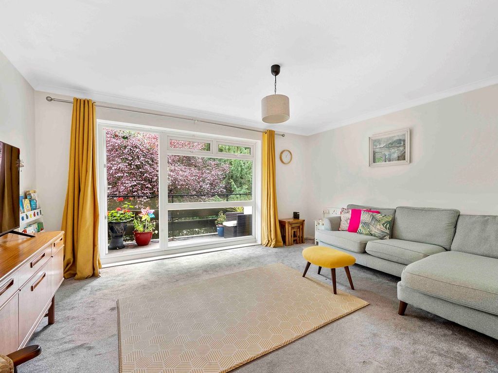 2 bed flat to rent in Brockley Combe, Weybridge KT13, £1,400 pcm Zoopla