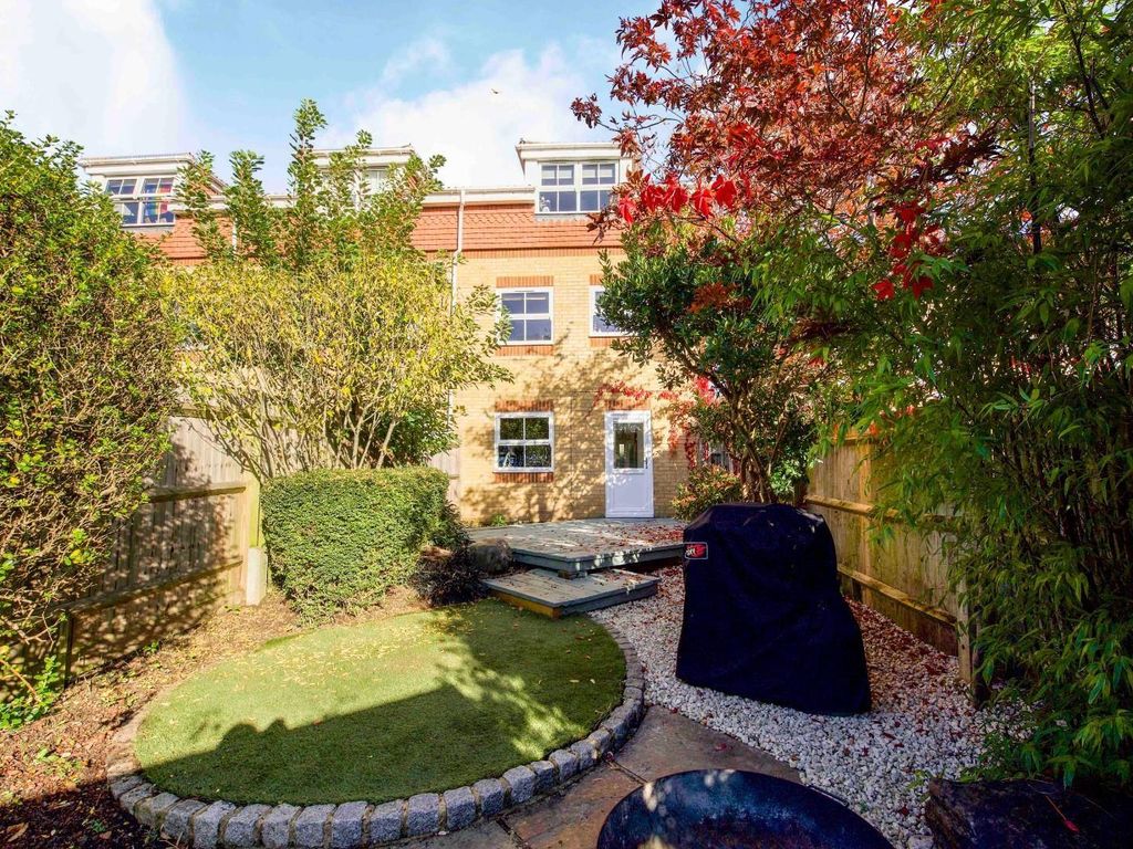 3 bed semidetached house to rent in Clarendon Gate, Ottershaw