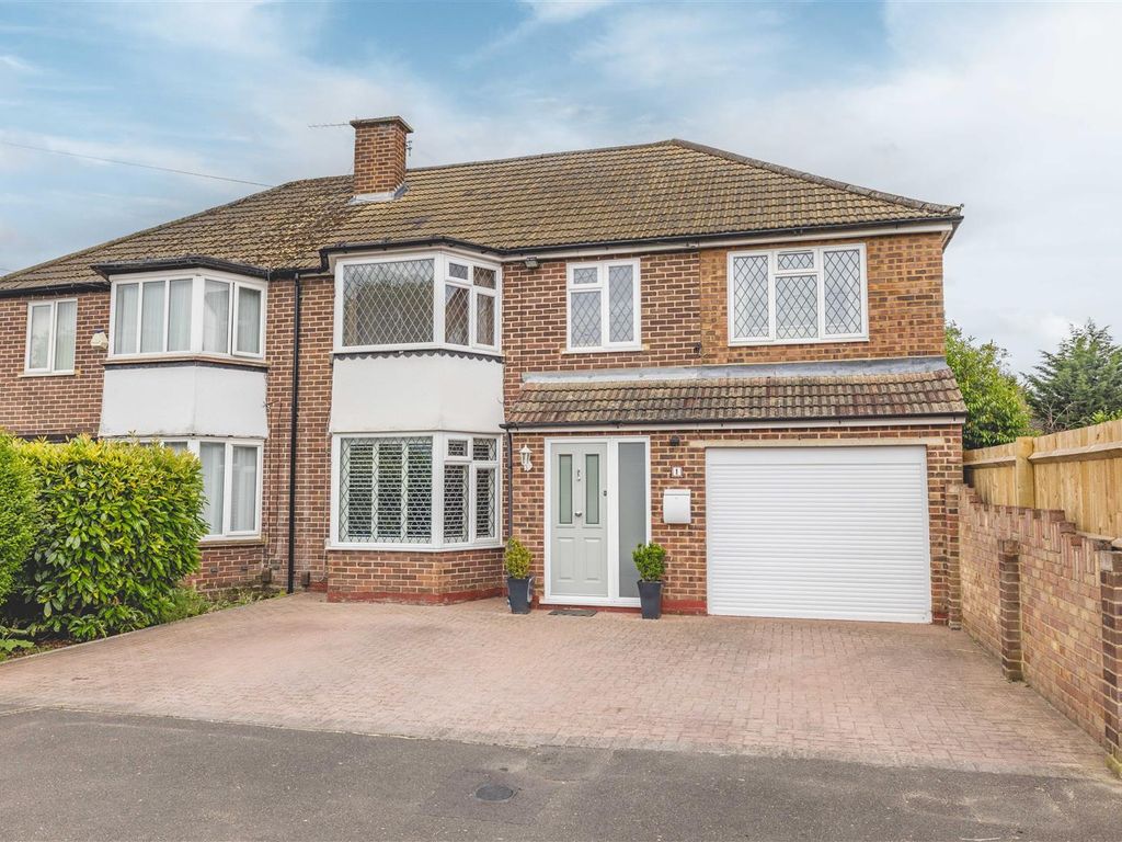 4 bed semidetached house for sale in Harcourt Road, Windsor SL4, £