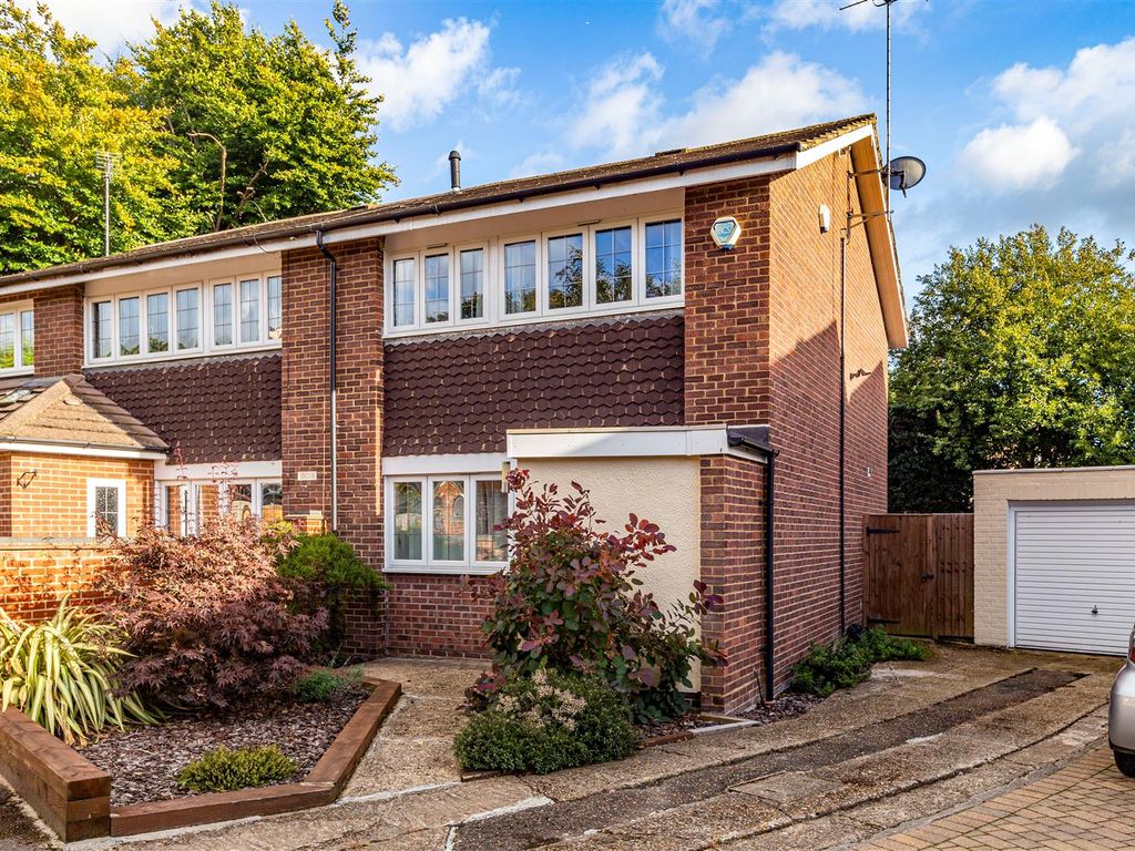 3 bed semidetached house for sale in Malvern Close, Ottershaw