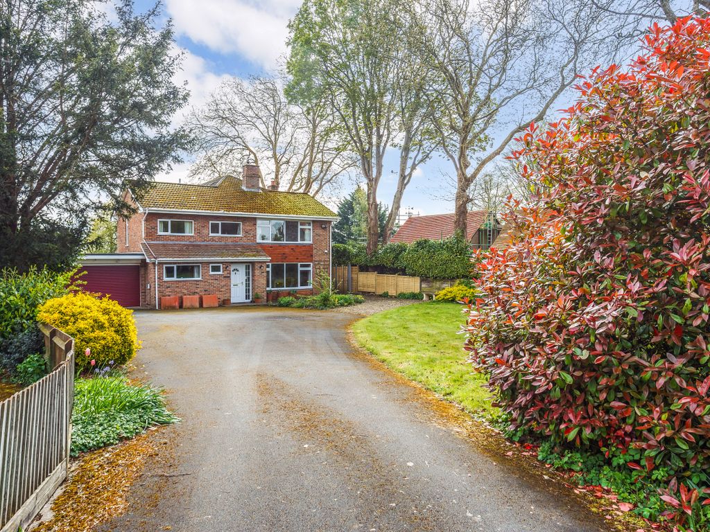 5 bed detached house for sale in Salisbury Road, Hungerford RG17, £