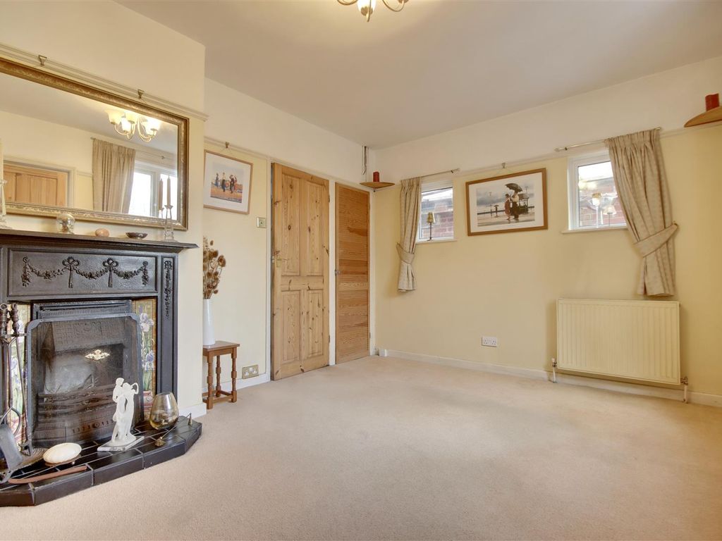 3 bed semidetached house for sale in Kings Road, Cowplain