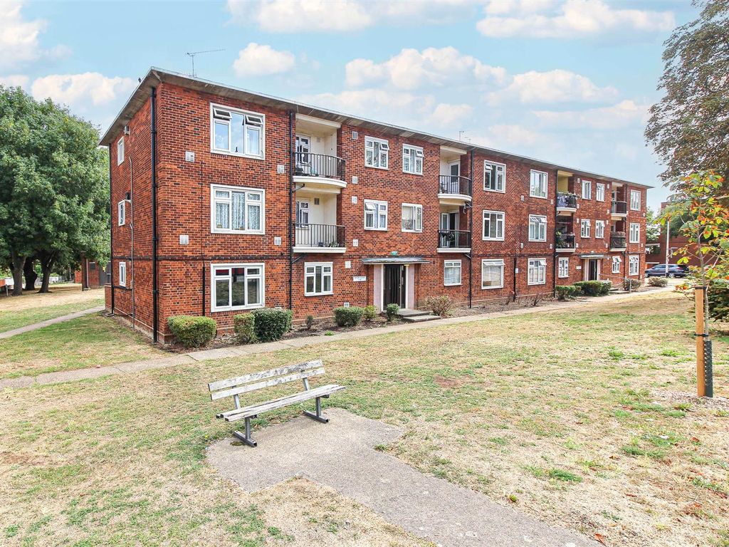 2 bed flat to rent in Priory Close, Churchfields, London E18 Zoopla