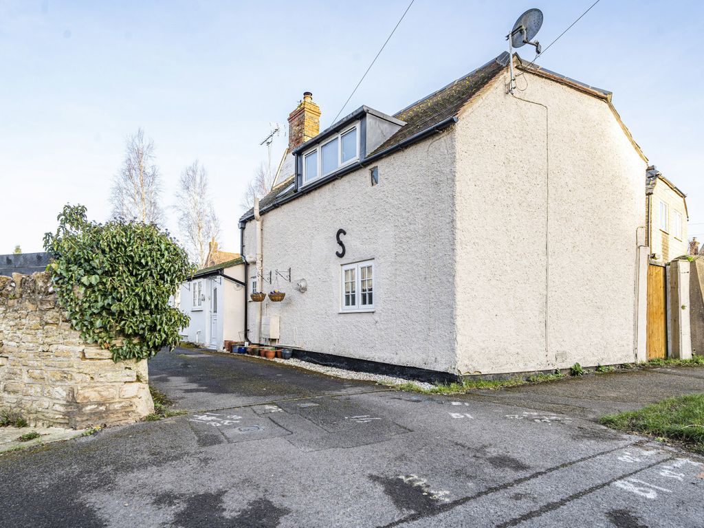 2 bed terraced house for sale in Lechlade Road, Faringdon, Oxfordshire