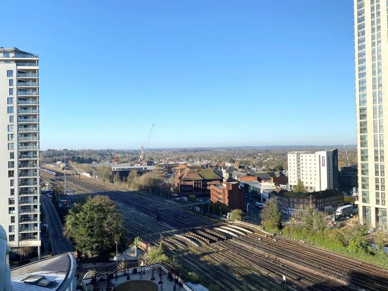 1 bed flat to rent in Woking, Surrey GU22, £1,395 pcm Zoopla