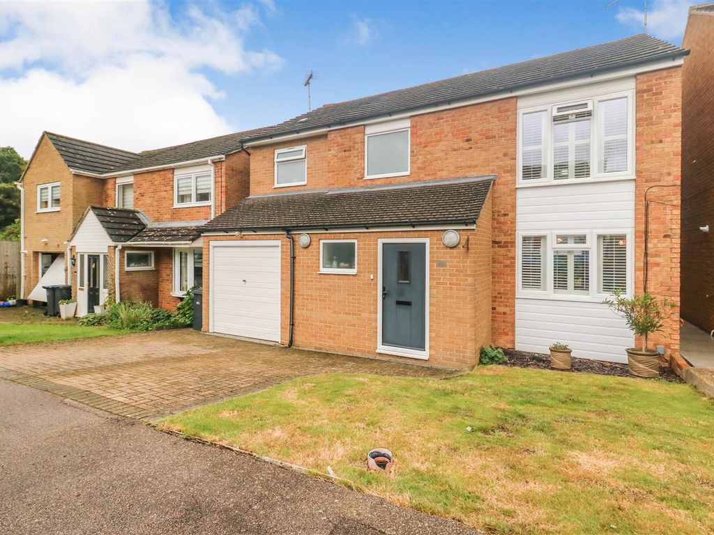4 bed detached house for sale in Paddock Mead, Harlow CM18, £550,000