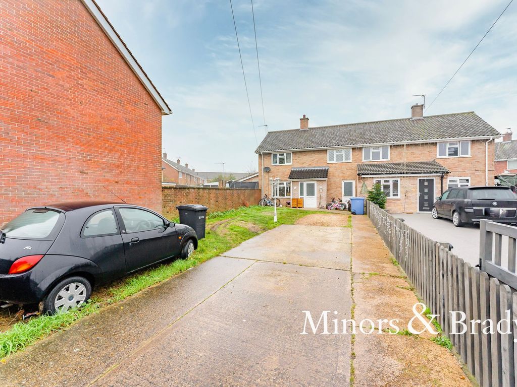 5 bed semidetached house for sale in Redfern Close, Norwich NR7, £