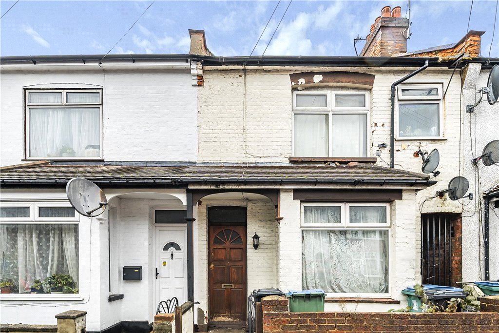 2 bed for sale in Harwoods Road, Watford, Hertfordshire WD18