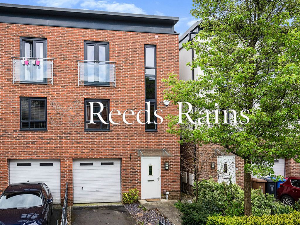 3 bed terraced house to rent in Alban Street, Salford, Greater