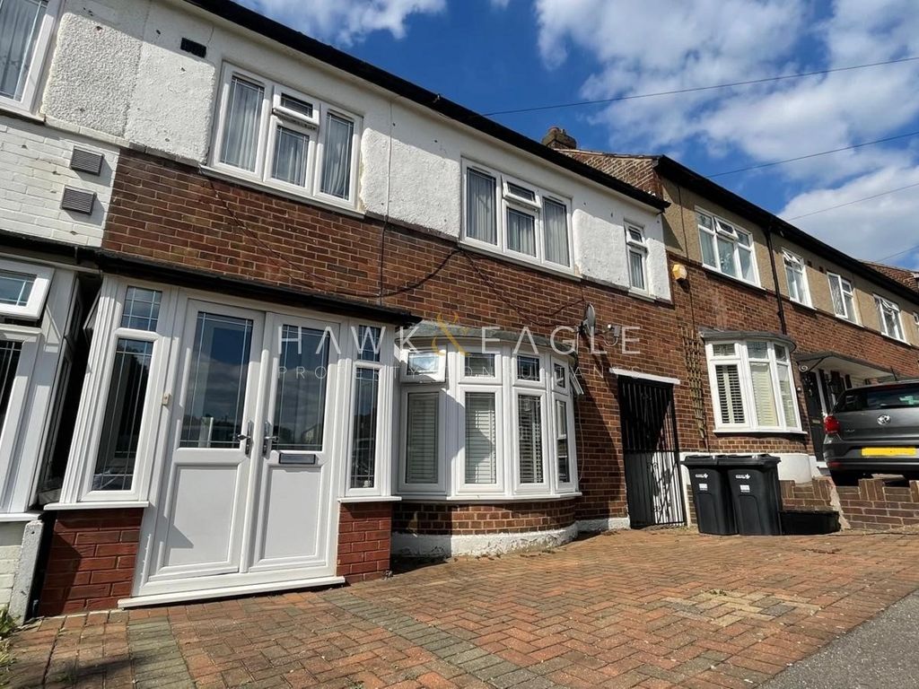 1 bed property to rent in Roding Lane South, Ilford, Essex. IG4, £675