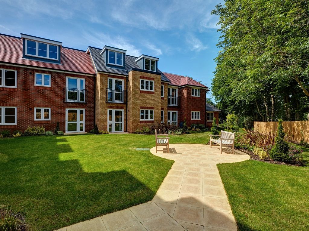 2 bed flat for sale in Great Tattenhams, Epsom KT18 Zoopla