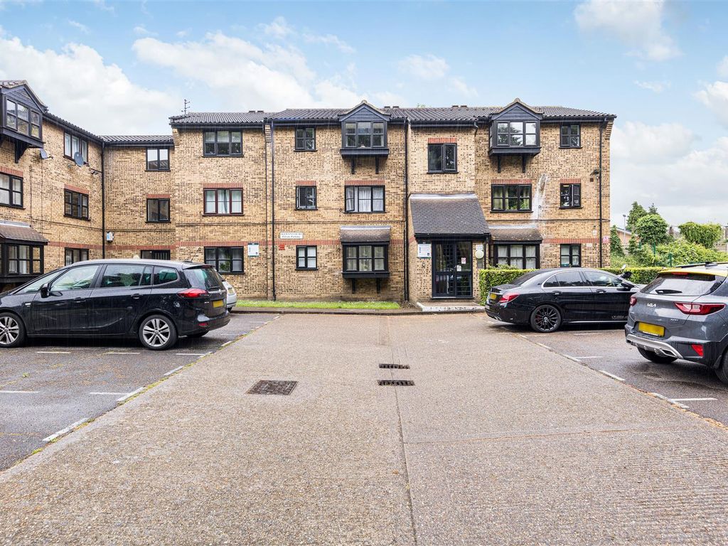 1 bed flat to rent in Selwyn Court, 2 Yunus Khan Close, Walthamstow E17