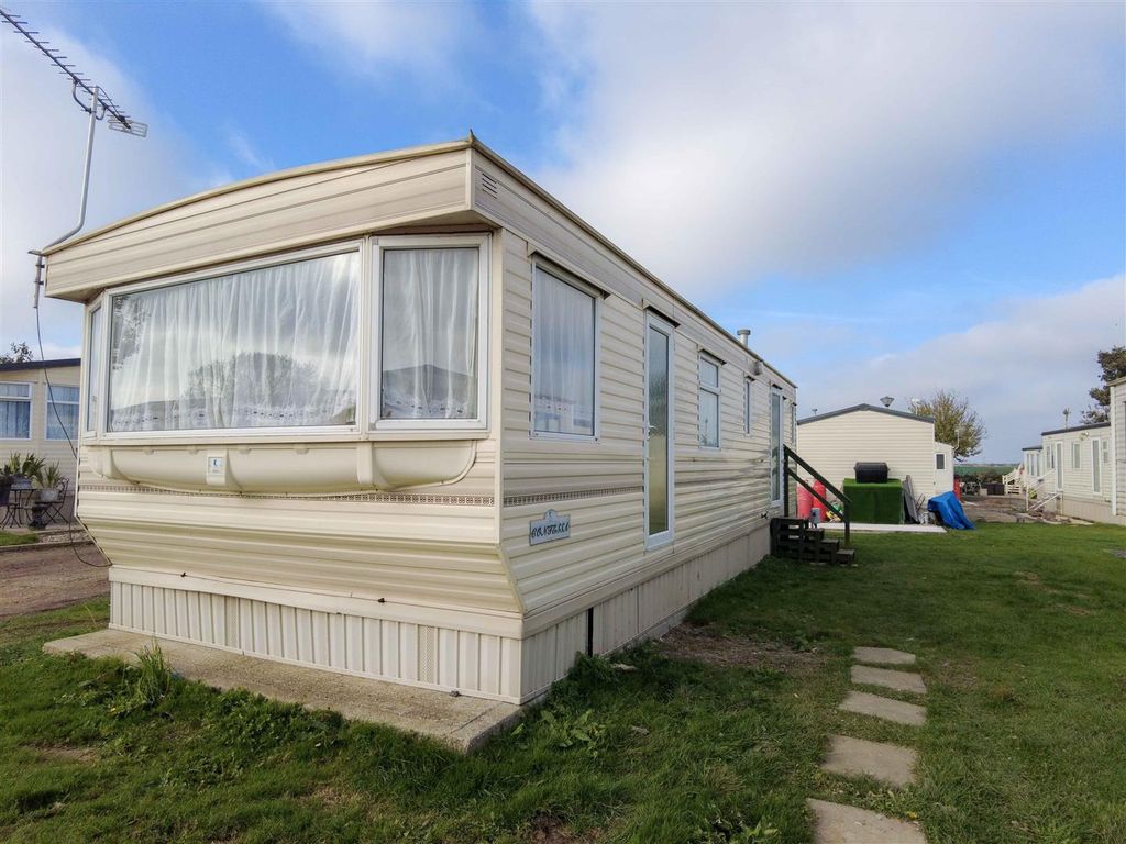 2 bed mobile/park home for sale in East End Road, BradwellOnSea
