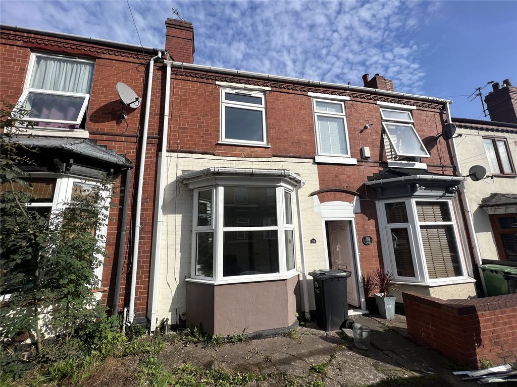 2 bed terraced house to rent in Crescent Road, Dudley, West Midlands